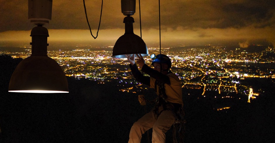 VERTIC Hoehenarbeiten Seilarbeiten Fassadenkletterer Beleuchtung Dekorationen Raumgestaltungen Projektionen Seilarbeit Reparatur Leuchtstoffröhren Stadiumbeleuchtung Halogenstrahler