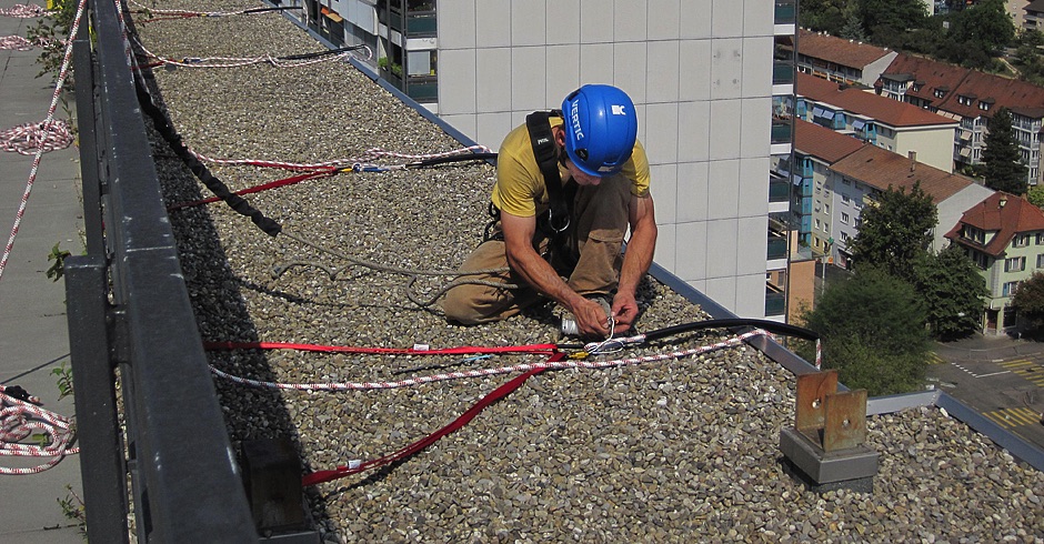 VERTIC_Sicherheitskonzept_Montagebegleitung_Fachberatung_projektspezifisch_Betreuung_Ueberwachung_Bauleitung_Strategie_Planung_temporaere Anschlageinrichtung_Hoehenarbeiter_Vorkonfektionierte Anschlageinrichtung mit Hintersicherung und Seilschutz_Suva