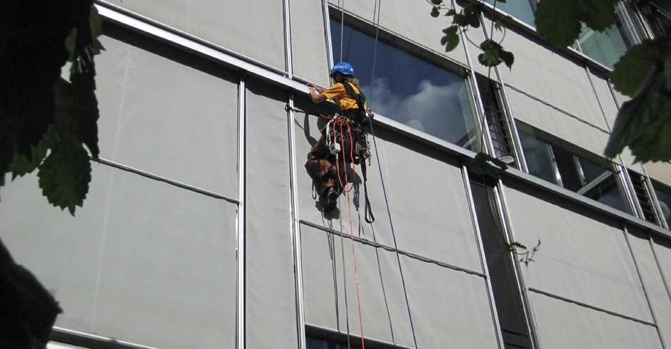Höhenarbeiter reparieren Storen, textile Beschattungen Lamellenstoren, Schenker Storen, VERTIC Seilarbeiter