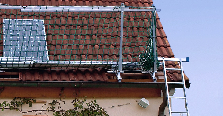 Vertic_Dachschutzwand_Mauderer_Bavaria_Alutechnik_Verkauf_Seitenschutz_Alusysteme_Blechdach_Ziegeldach_Arbeitssicherheit_Geruestloesung_Aluminium_Solarmonteur_Dachdecker_temporaer_Kombi-Absturzsicherung_Traufenschutz_Giebelschutz_EN13374AB_EN1263-1