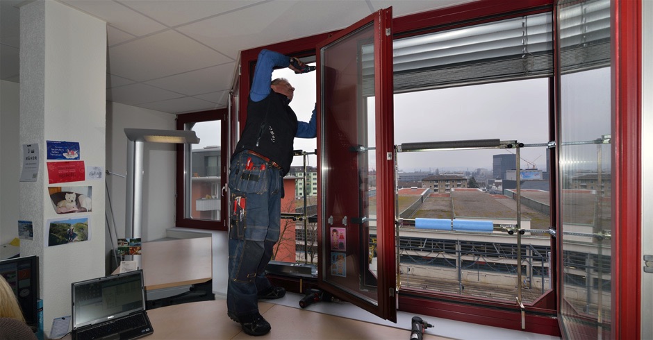 Vertic_Hoehenarbeiten_Pruefplakette_Kontrolle_Sachverstaendiger_BGR906_Absturzsicherung_Seitenschutz_Kollektivschutz_Fensterabsturzsicherung_FSG-01_Profi_Montage_temporaer_Fenstersicherungsgelaender_Innotech_Fenstergitter_EN13374_EN795_EN12811-1